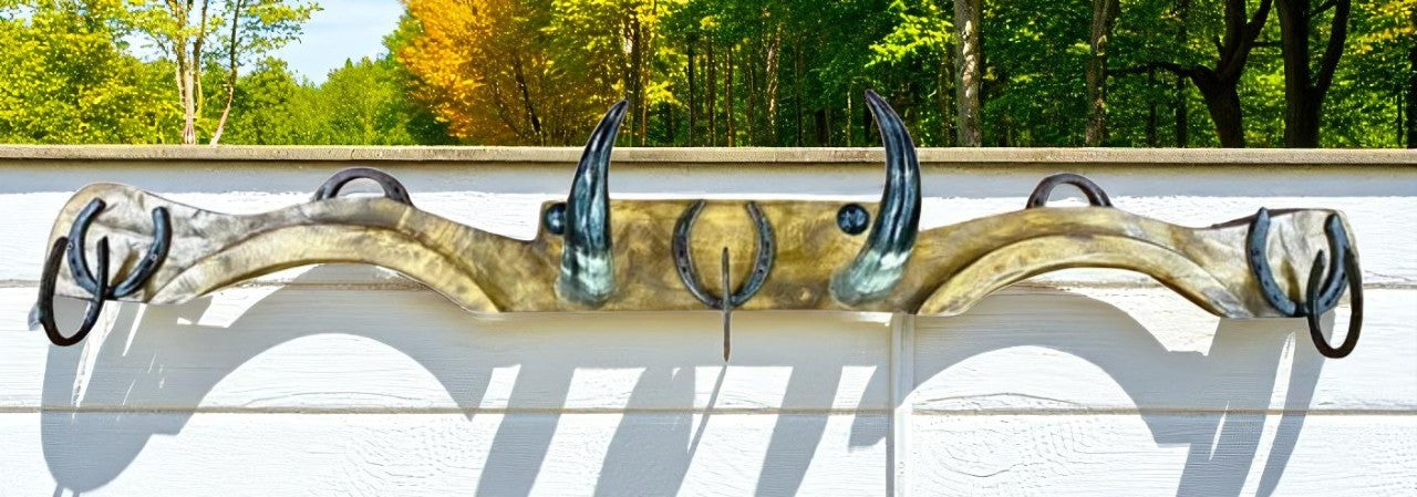 Perchero Exclusivo de Madera Antigua con Herraduras y Cuernos de Toro
