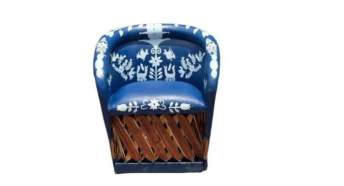 Sillón equipal azul con figuras pintada.
