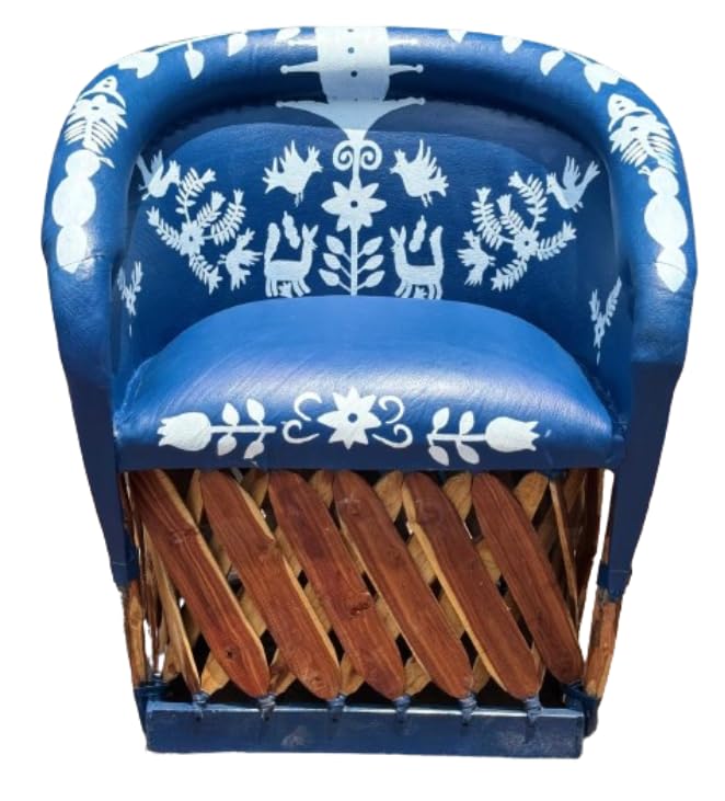 Sillón equipal azul con figuras pintada.