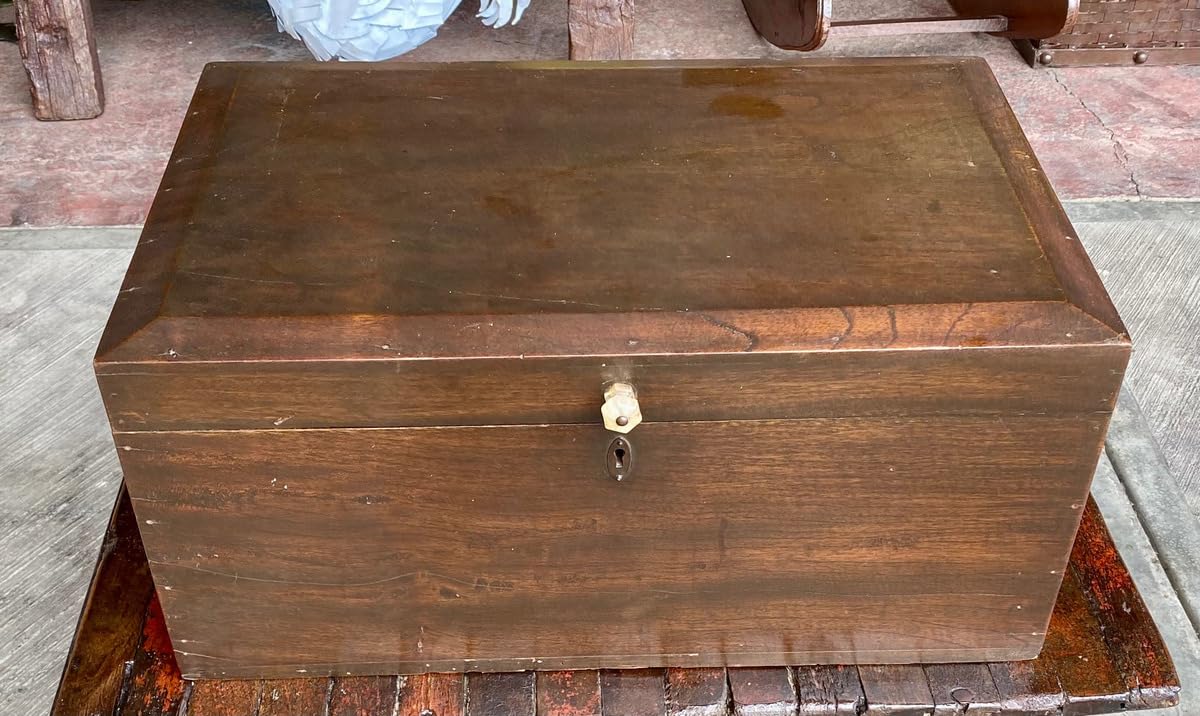 Baúl petaquilla antiguo de madera, marca Galería Tonaltecas Jaliscienses, pieza única, detalles originales