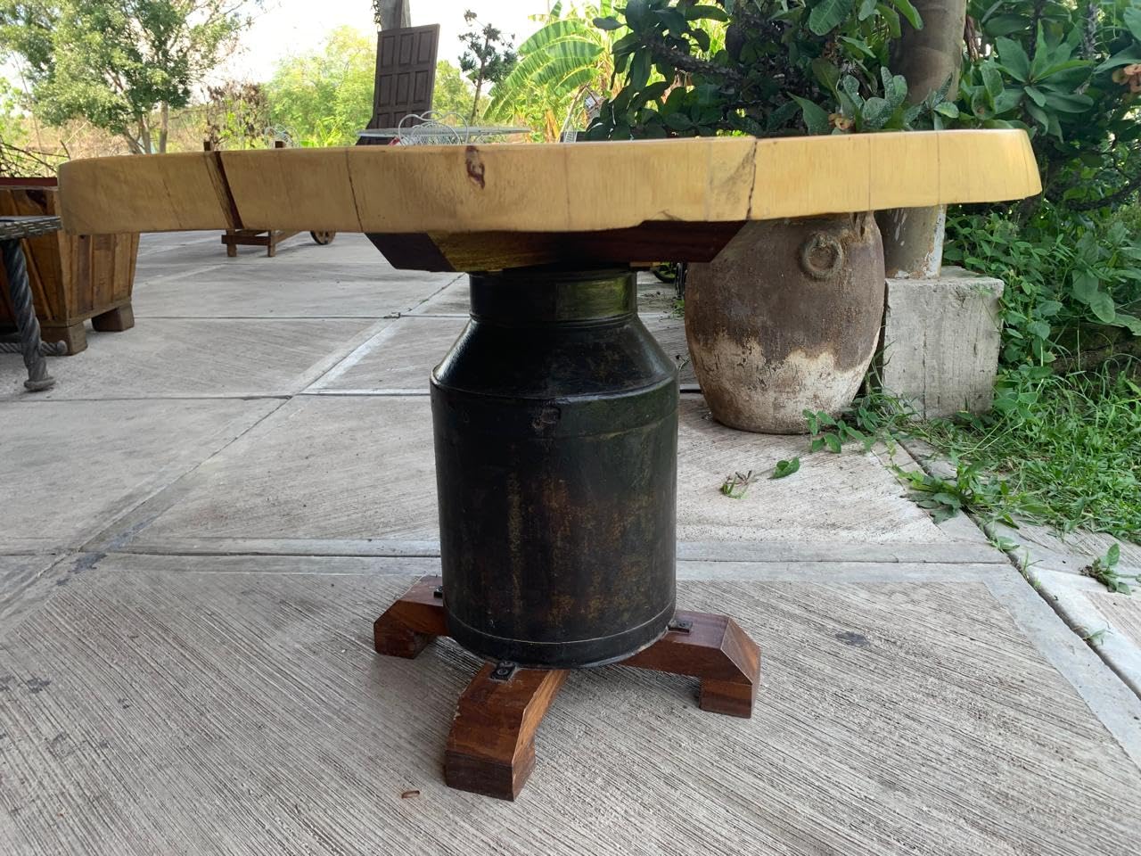 Mesa de Centro de Madera de Parota con Base de Bote Lechero