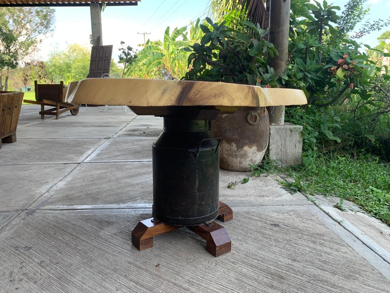 Mesa de Centro de Madera de Parota con Base de Bote Lechero