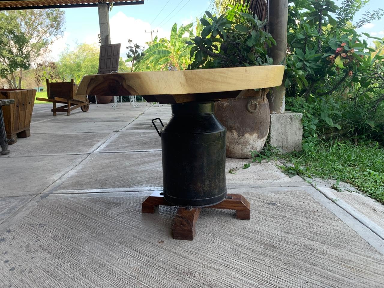 Mesa de Centro de Madera de Parota con Base de Bote Lechero