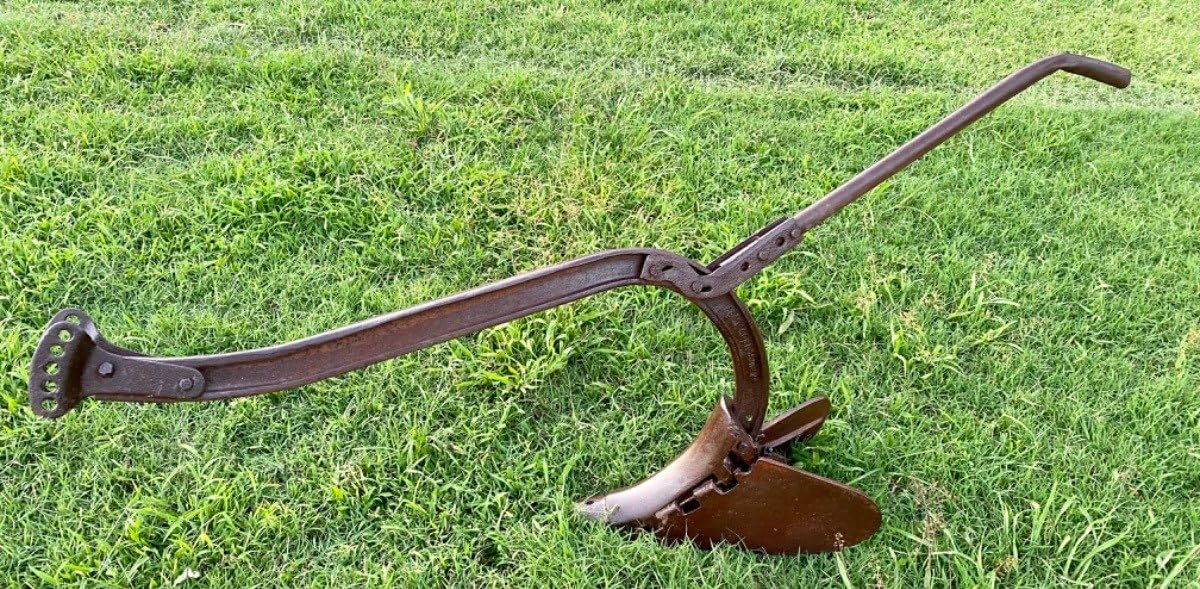 Original Arado De Metal Doble Mariposa. Muy Escaso