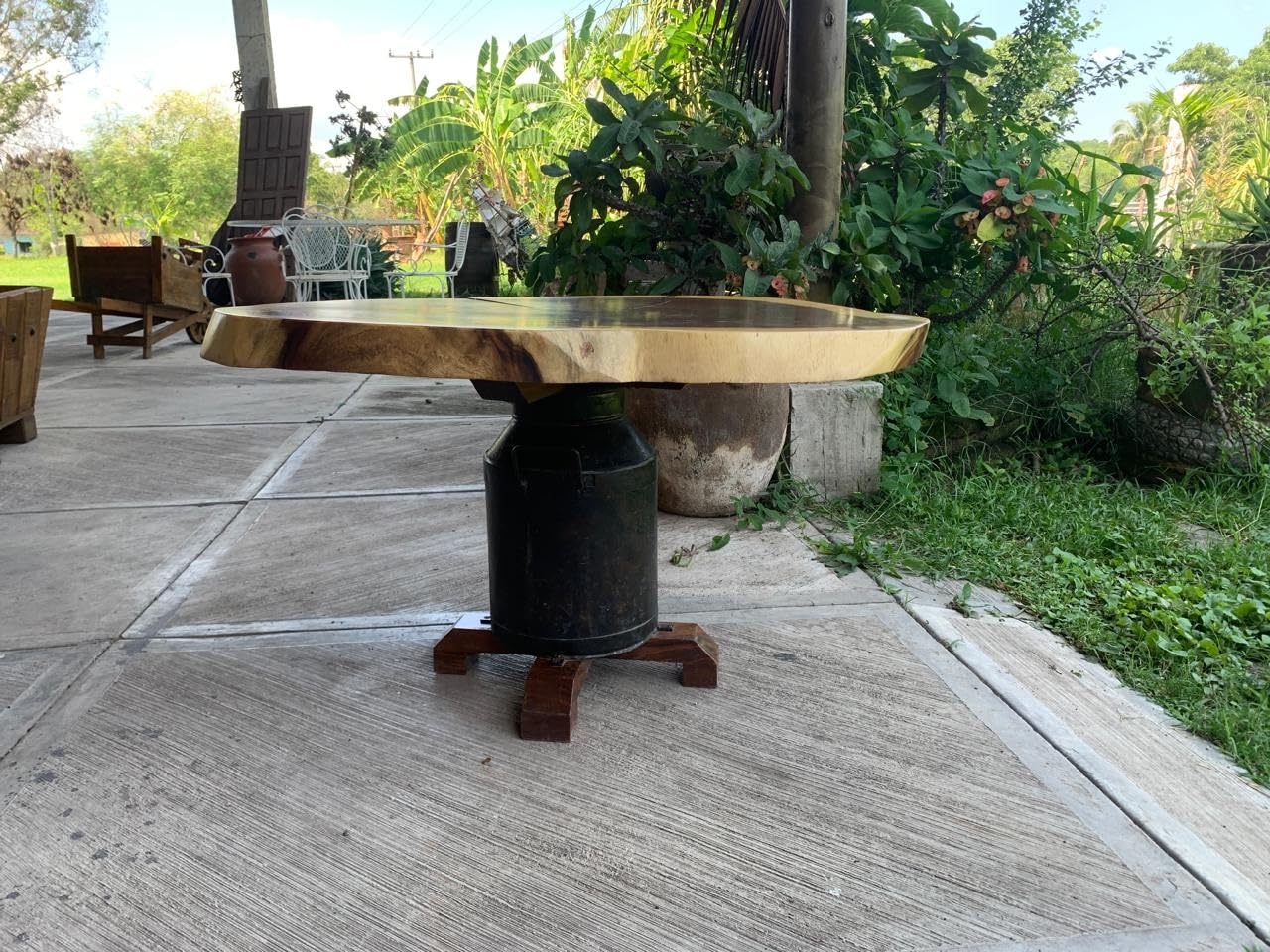 Mesa de Centro de Madera de Parota con Base de Bote Lechero