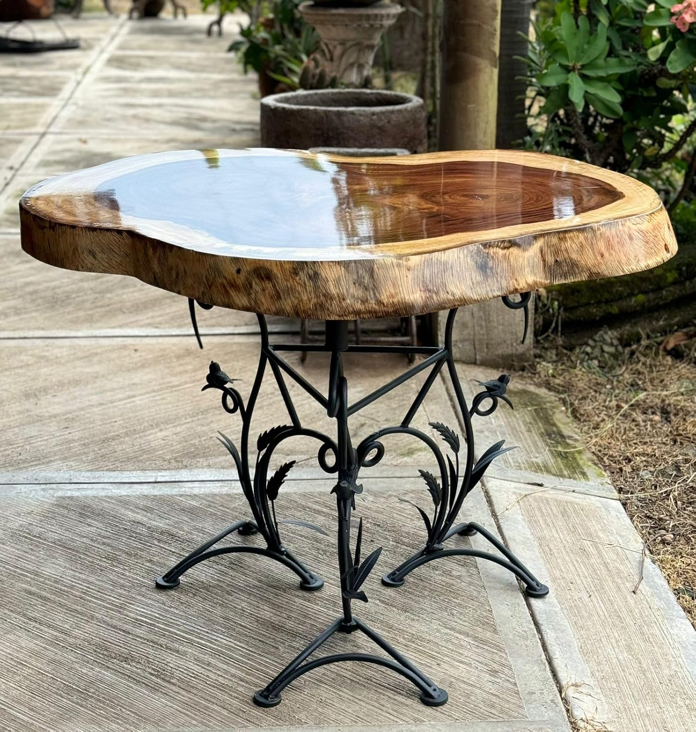 Mesa de Decoración de Parota con Base de Pájaros