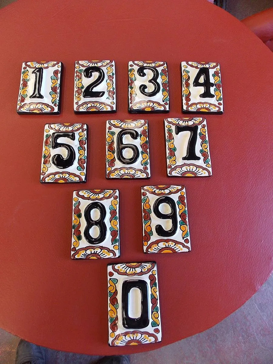 Hermosos Números De Talavera Fina Estilo Antiguo. 2 Piezas