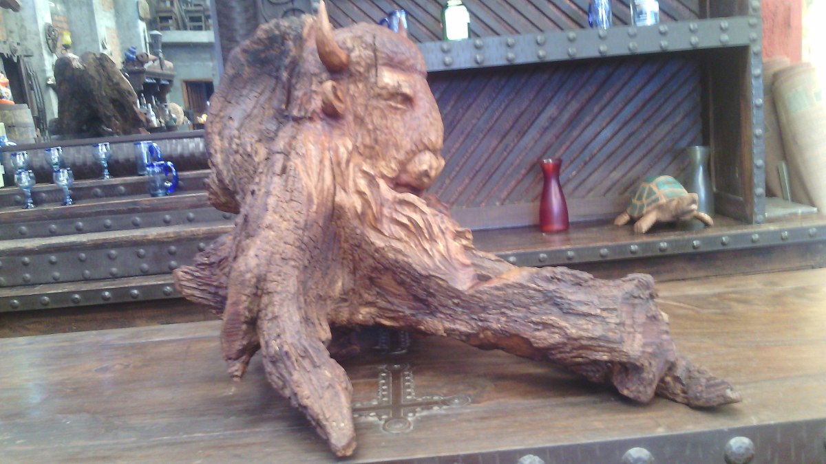Hermosa Escultura De Bisonte Americano En Nogal.