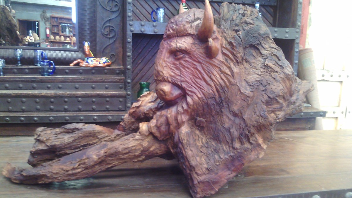 Hermosa Escultura De Bisonte Americano En Nogal.