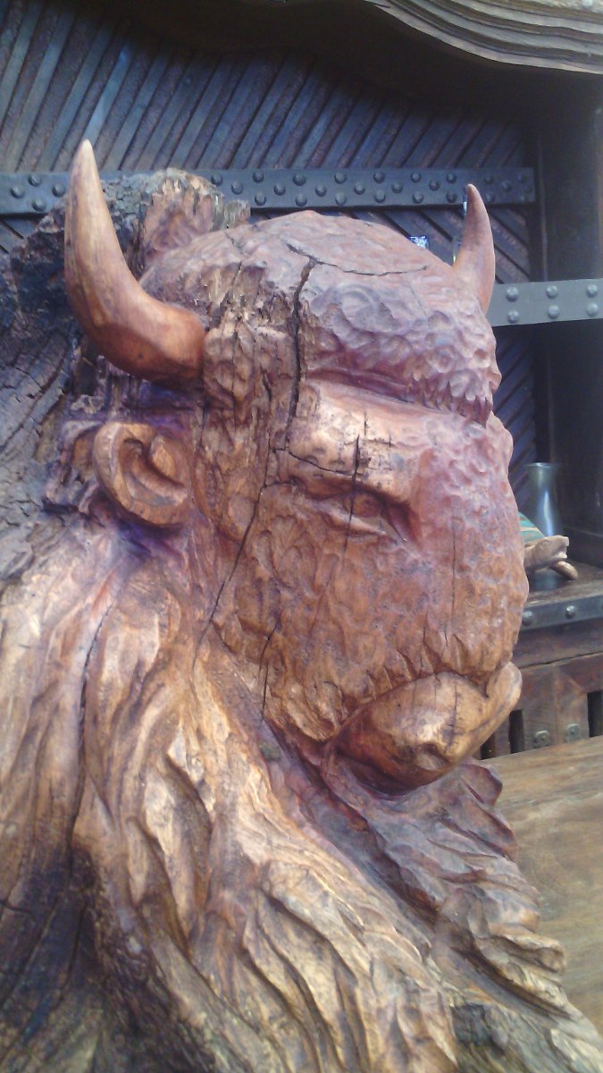 Hermosa Escultura De Bisonte Americano En Nogal.