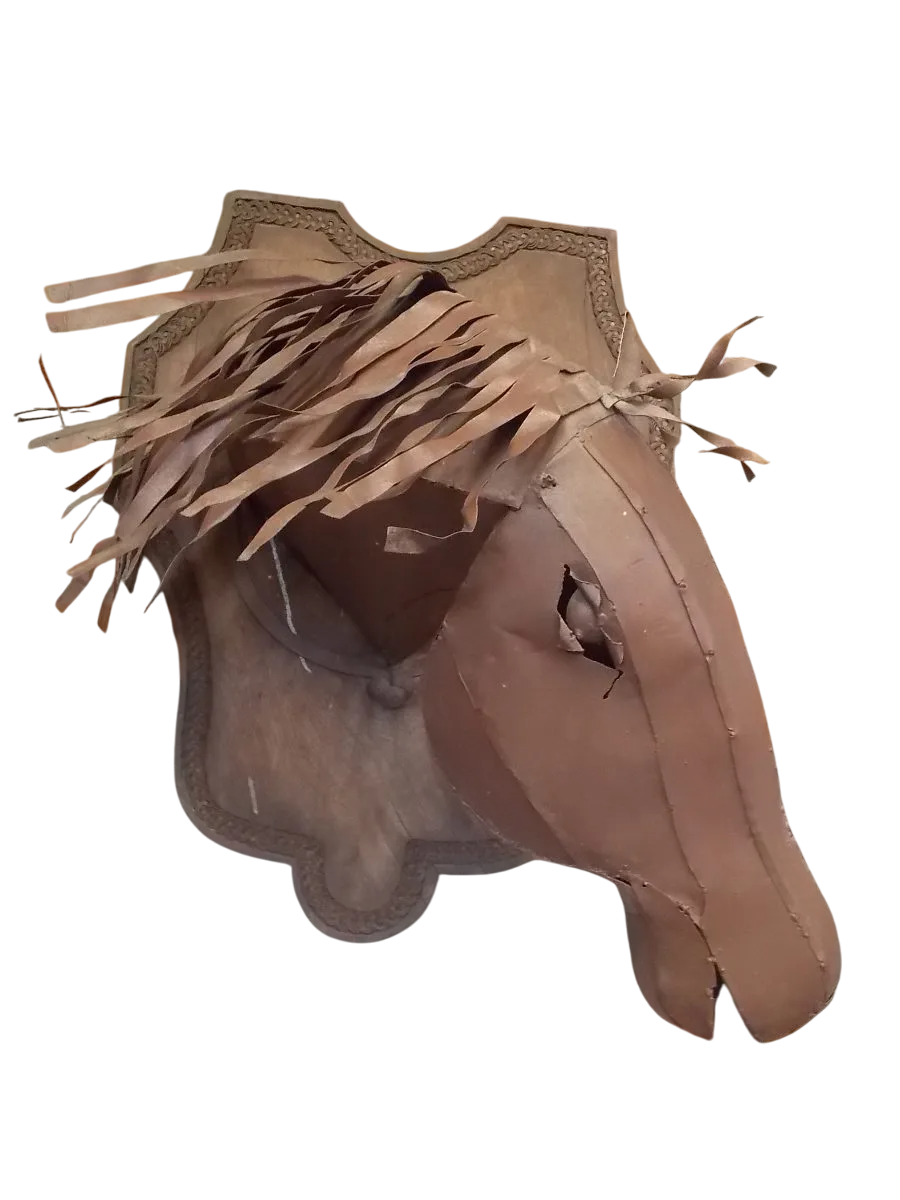 Cabeza De Caballo Con Escudo De Madera. Estilo Antiguo.