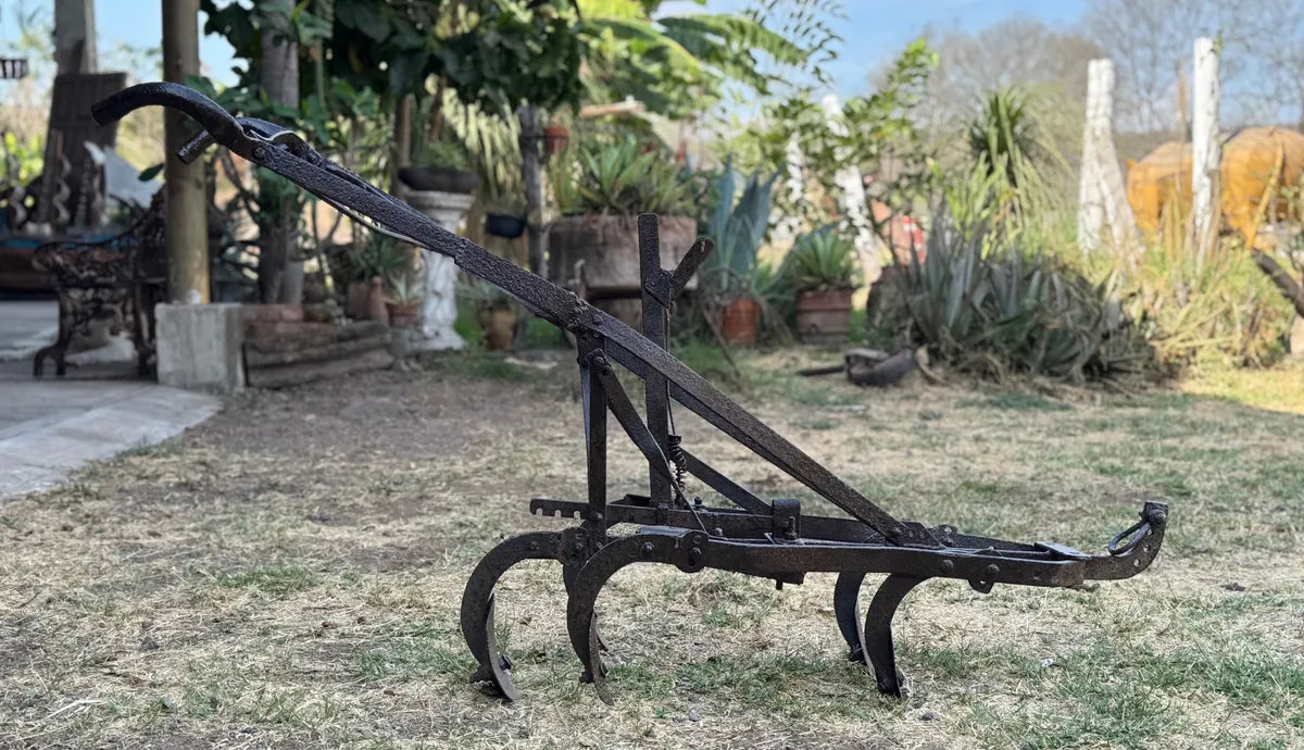 Muy Antiguo Y Original Arado Sembradora De Hierro Sólido.