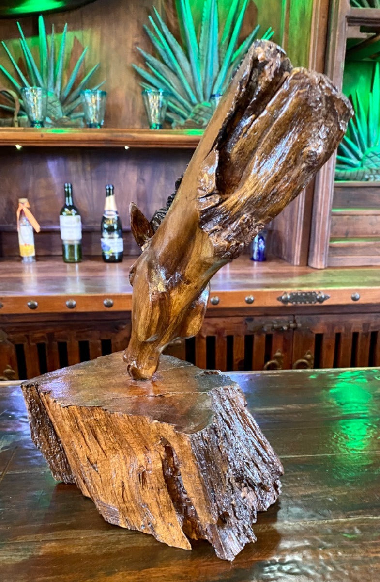 Escultura Caballo Pastando En Madera Nogal Estilo Antiguo.