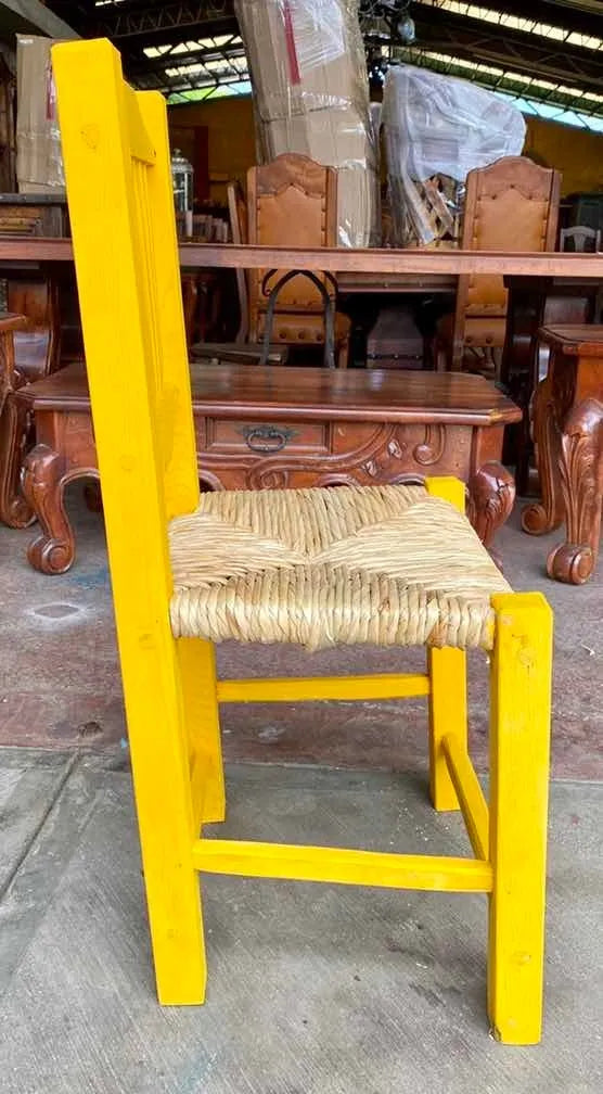 Silla Artesanal Amarilla Madera Sustentable Estilo Antiguo.