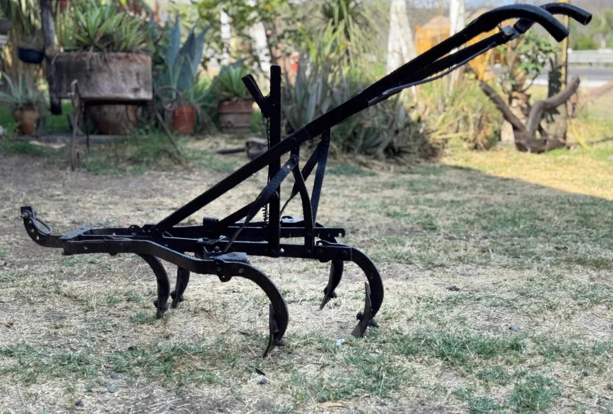 Muy Antiguo Y Original Arado Sembradora De Hierro Sólido.