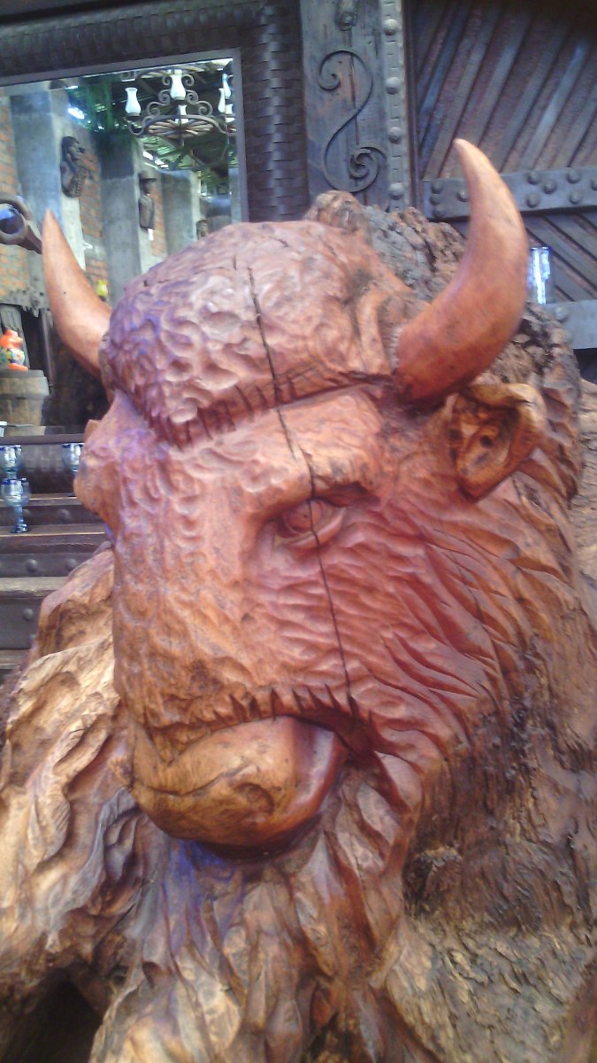 Hermosa Escultura De Bisonte Americano En Nogal.
