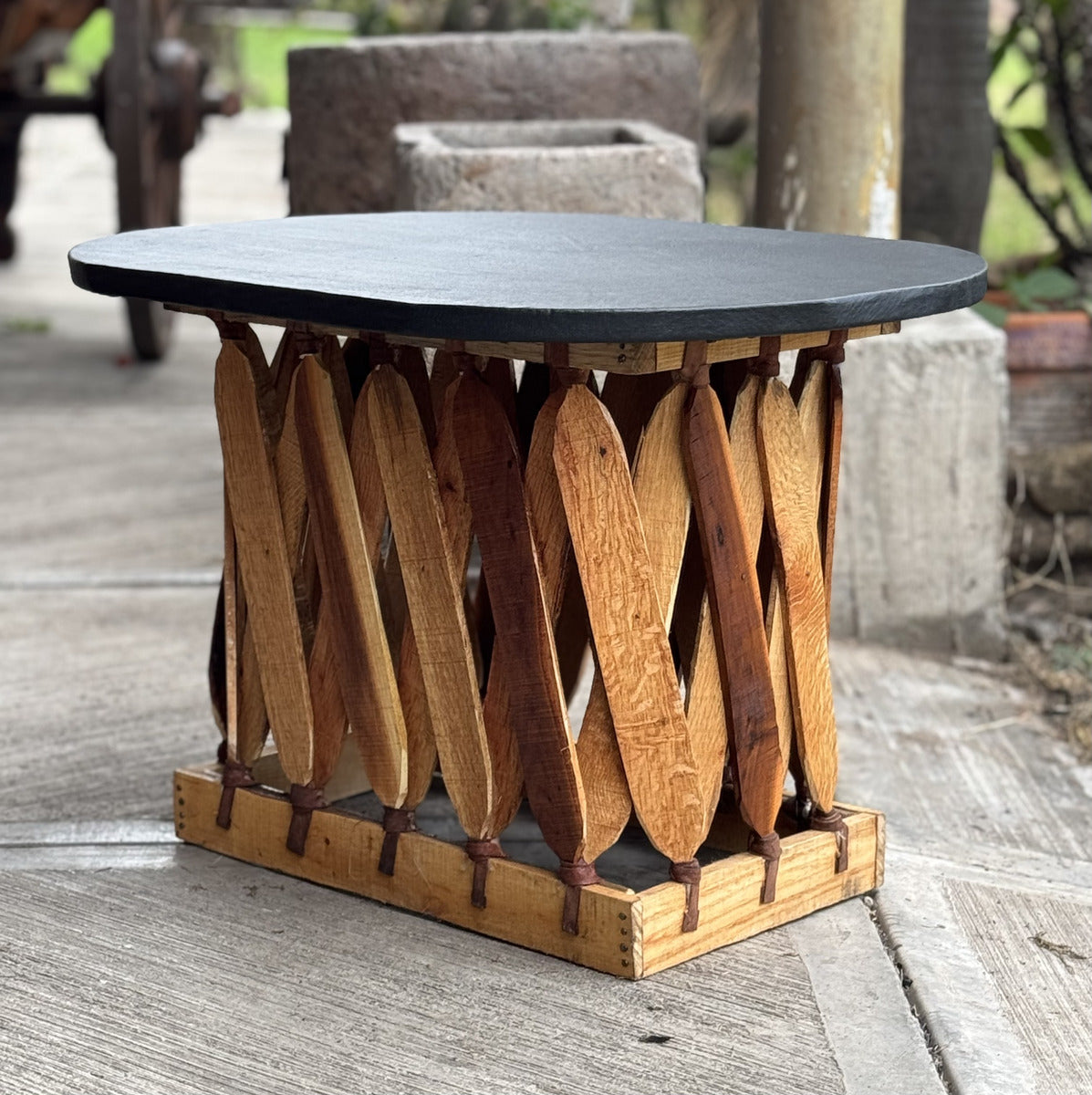 Mesa De Centro Artesanal Ovalada Madera Piel Estilo Antiguo.