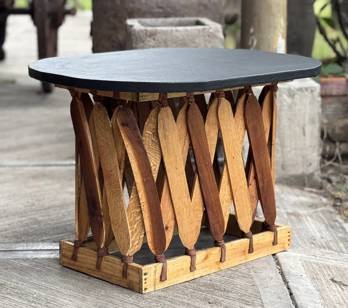 Mesa De Centro Artesanal Ovalada Madera Piel Estilo Antiguo.
