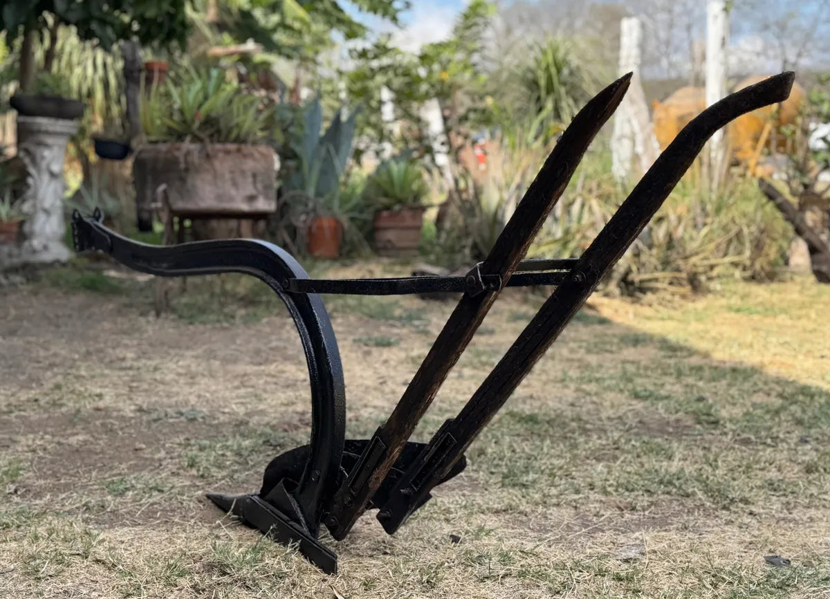 Muy Antiguo Y Original Arado De Hierro Sólido Con Reja
