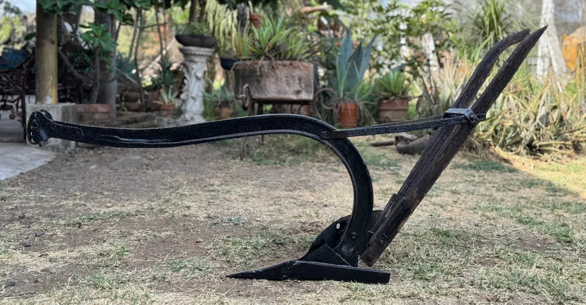 Muy Antiguo Y Original Arado De Hierro Sólido Con Reja