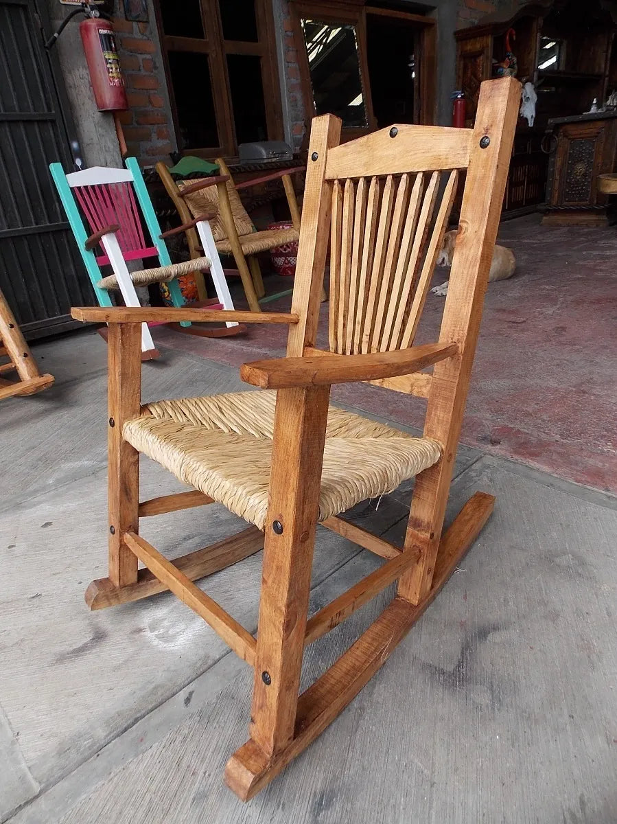 Bella Mecedora De Madera Sustentable Y Tule Estilo Antiguo.