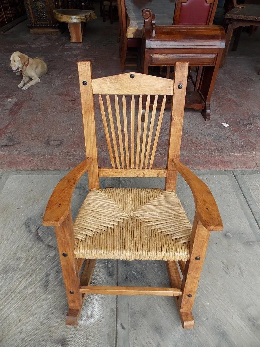 Bella Mecedora De Madera Sustentable Y Tule Estilo Antiguo.
