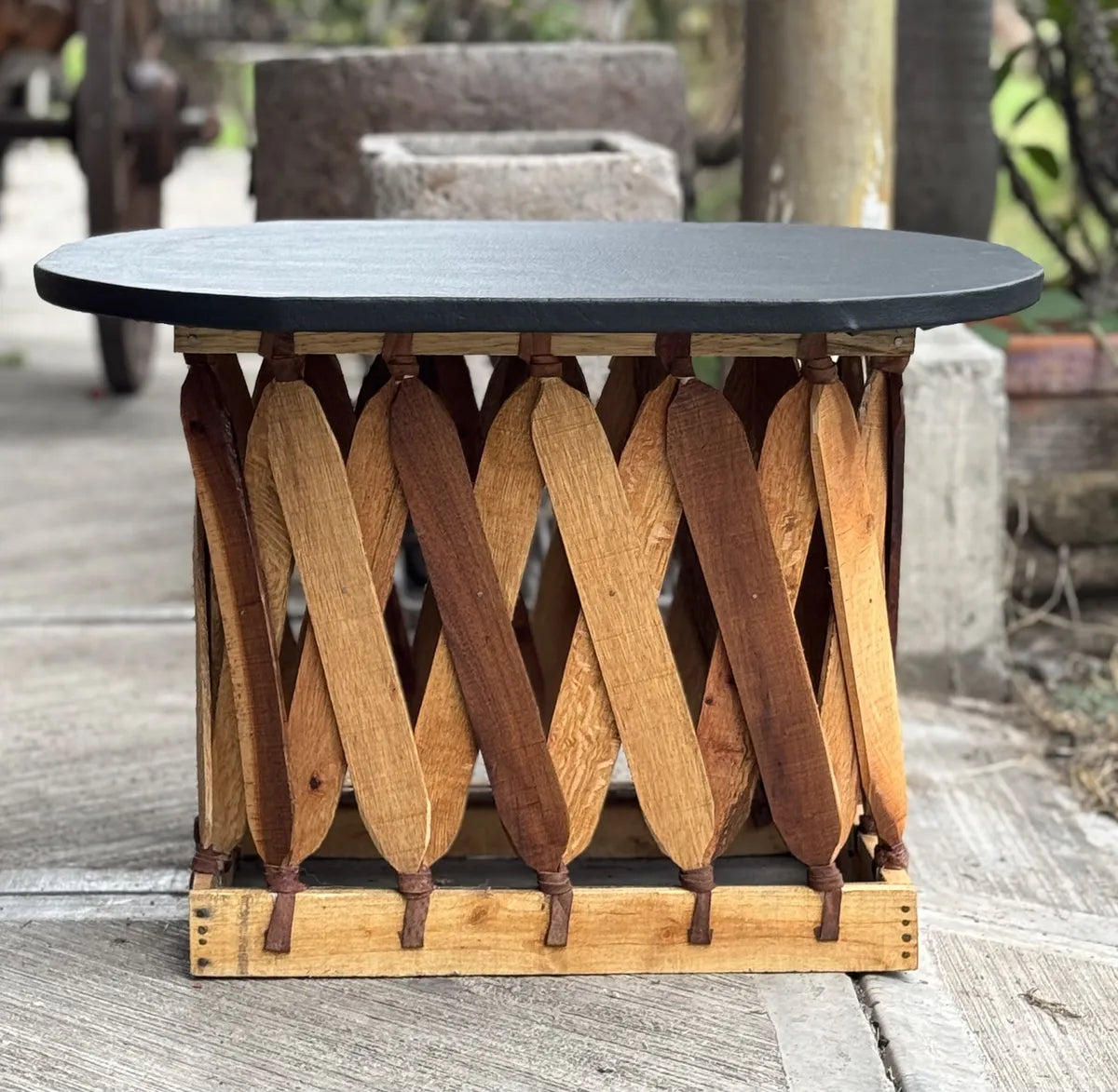 Mesa De Centro Artesanal Ovalada Madera Piel Estilo Antiguo.