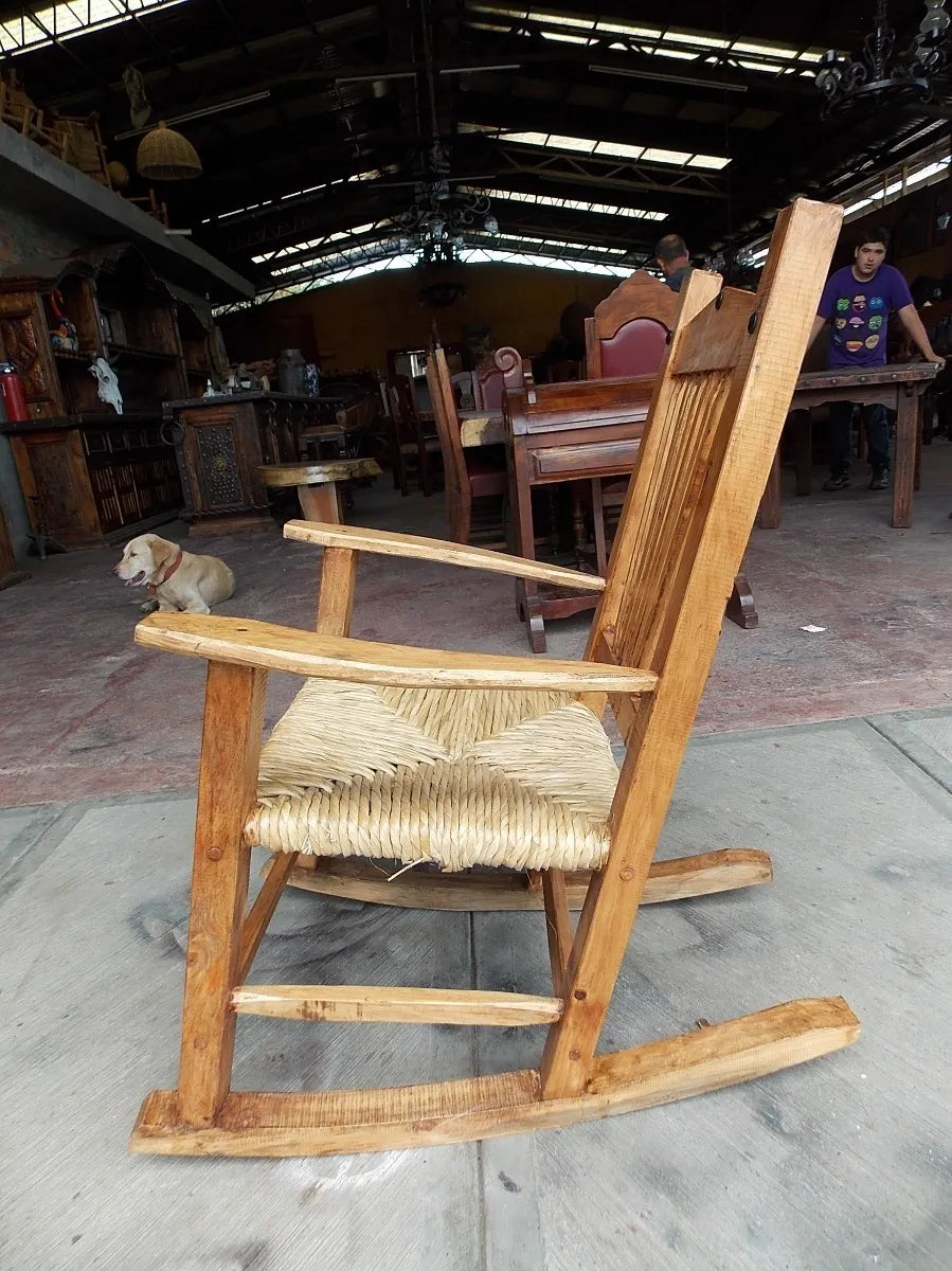 Bella Mecedora De Madera Sustentable Y Tule Estilo Antiguo.