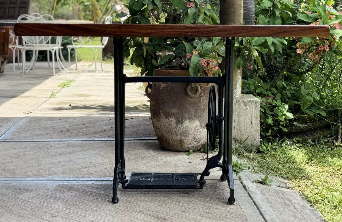Mesa Credenza Con Pedal De Maquina De Coser Antigua.