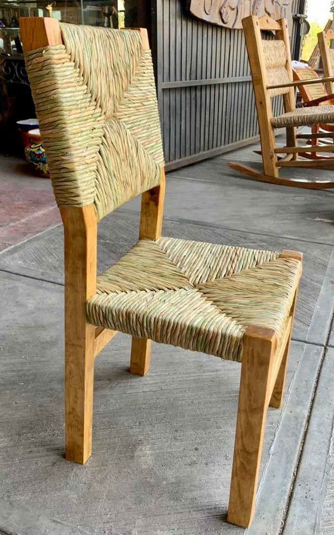 Silla Artesanal Madera Sustentable Estilo Elegante Antiguo.