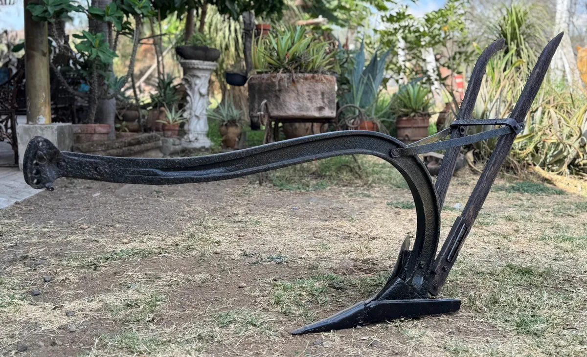Muy Antiguo Y Original Arado De Hierro Sólido Con Reja
