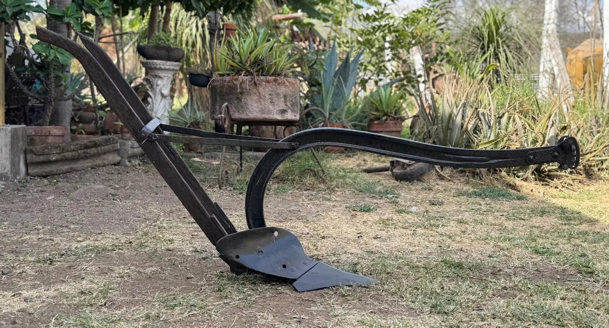 Muy Antiguo Y Original Arado De Hierro Sólido Con Reja