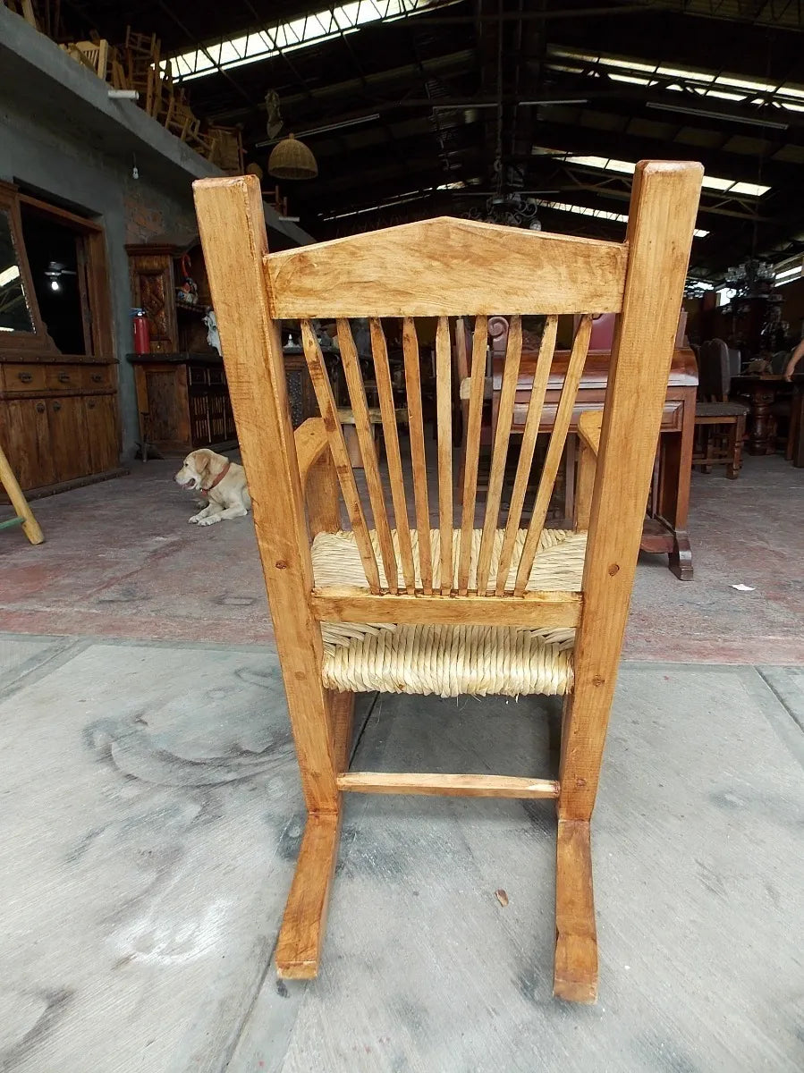 Bella Mecedora De Madera Sustentable Y Tule Estilo Antiguo.