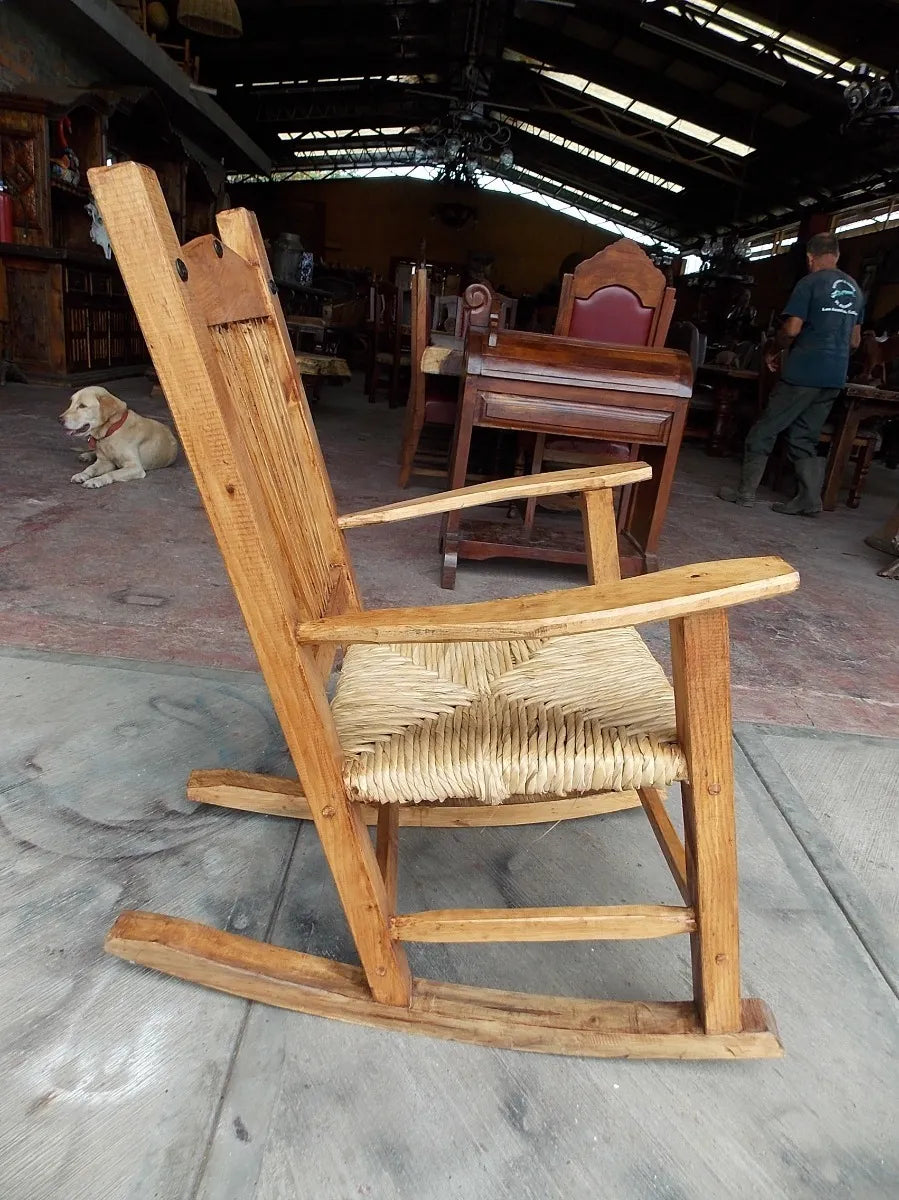 Bella Mecedora De Madera Sustentable Y Tule Estilo Antiguo.