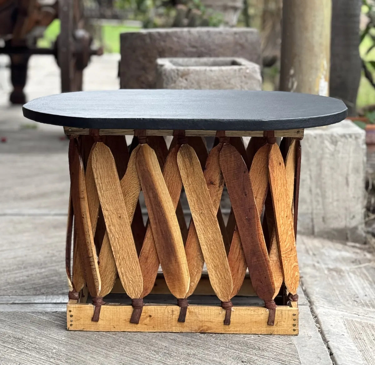 Mesa De Centro Artesanal Ovalada Madera Piel Estilo Antiguo.