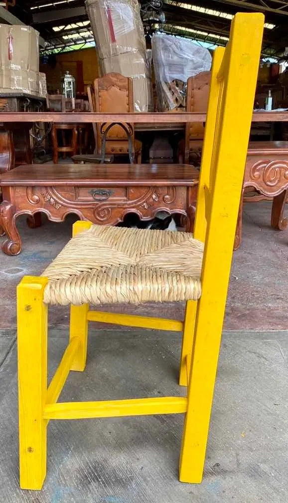 Silla Artesanal Amarilla Madera Sustentable Estilo Antiguo.