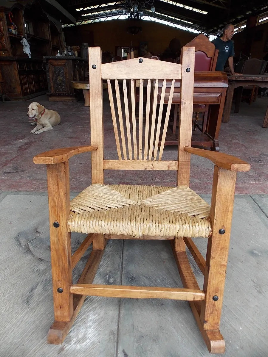 Bella Mecedora De Madera Sustentable Y Tule Estilo Antiguo.