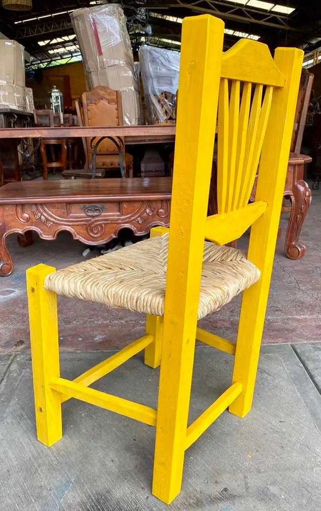 Silla Artesanal Amarilla Madera Sustentable Estilo Antiguo.