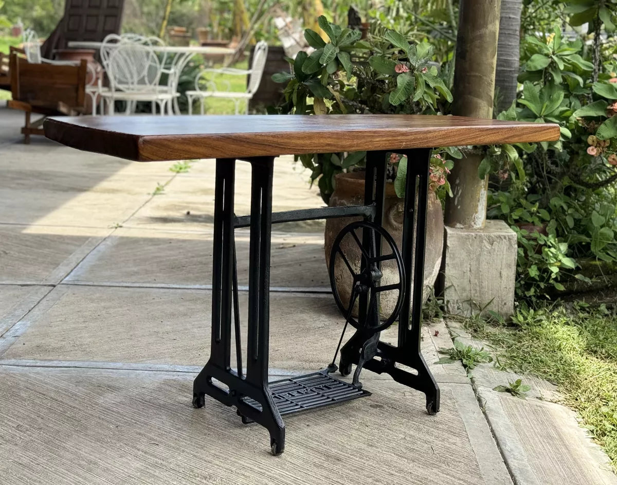 Mesa Credenza Con Pedal De Maquina De Coser Antigua.