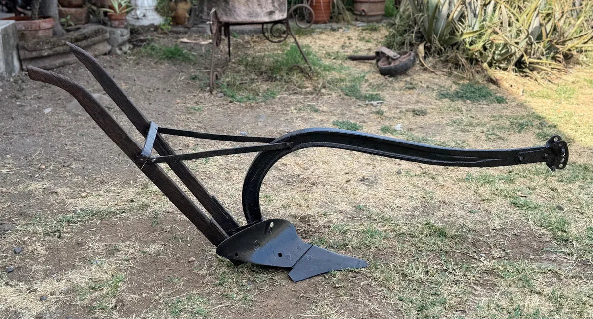Muy Antiguo Y Original Arado De Hierro Sólido Con Reja