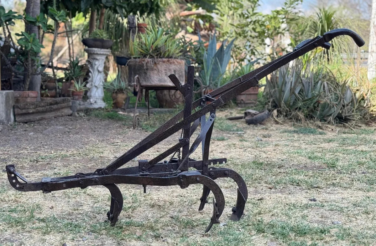 Muy Antiguo Y Original Arado Sembradora De Hierro Sólido.