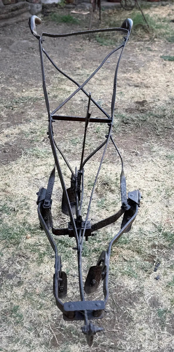 Muy Antiguo Y Original Arado Sembradora De Hierro Sólido.