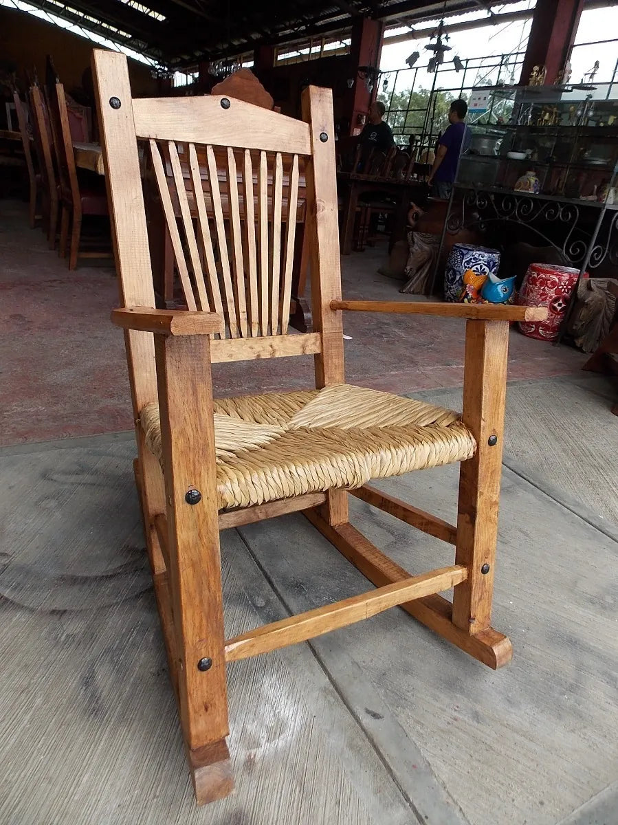 Bella Mecedora De Madera Sustentable Y Tule Estilo Antiguo.