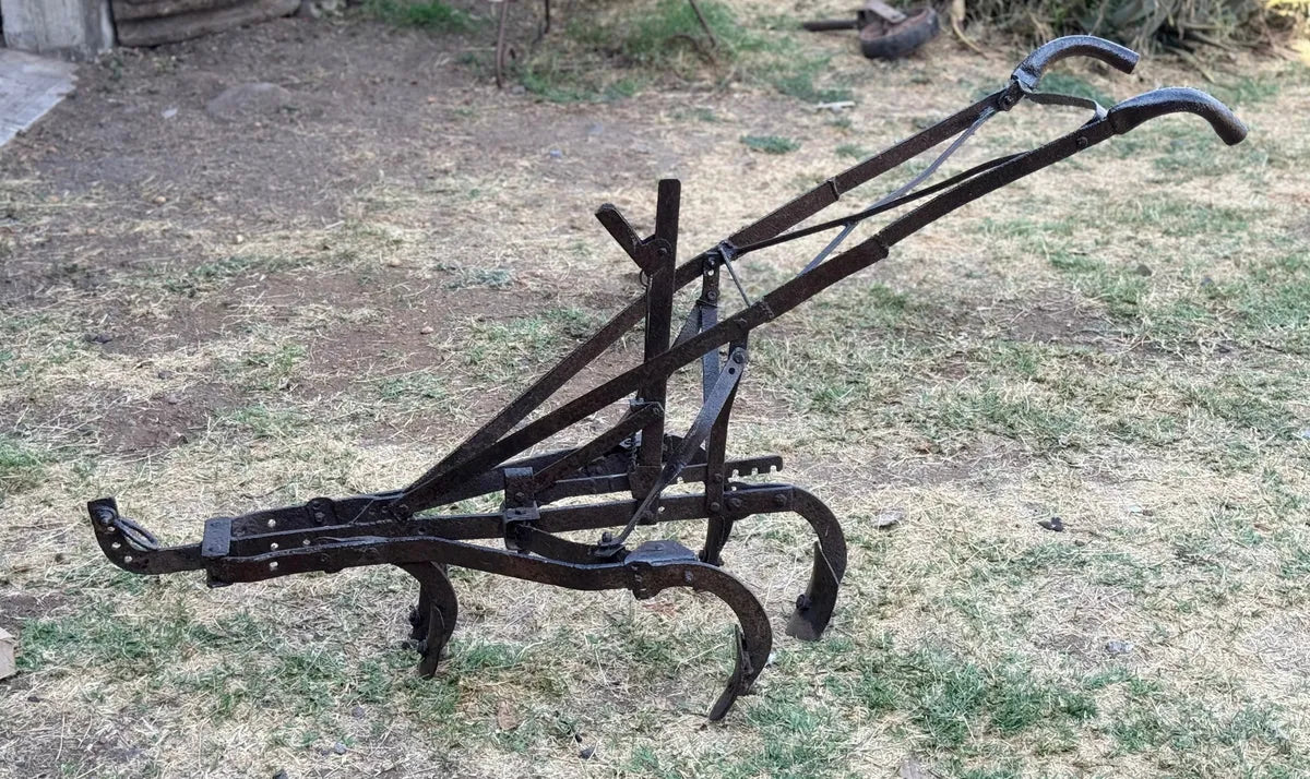 Muy Antiguo Y Original Arado Sembradora De Hierro Sólido.