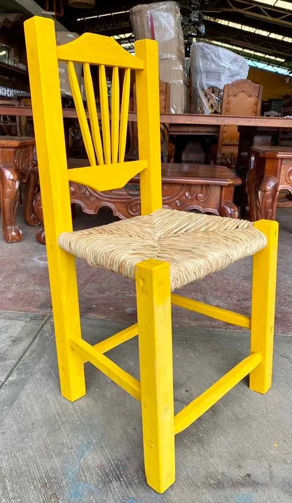 Silla Artesanal Amarilla Madera Sustentable Estilo Antiguo.