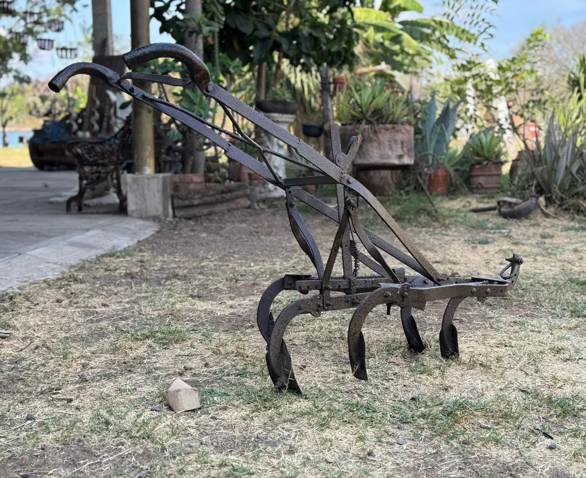 Muy Antiguo Y Original Arado Sembradora De Hierro Sólido.