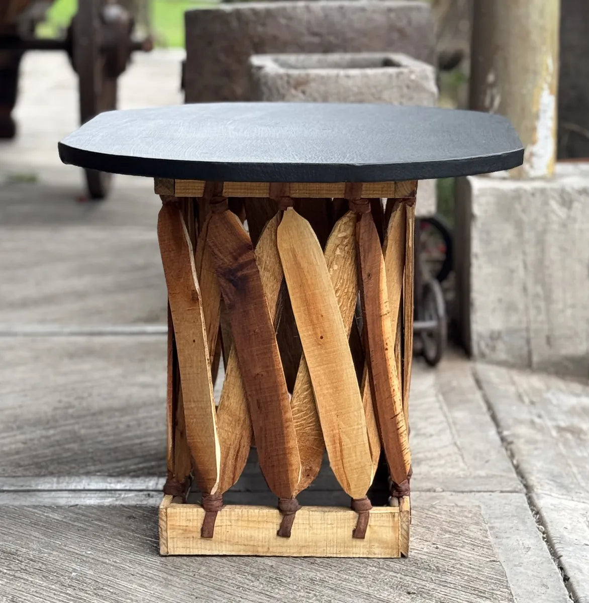 Mesa De Centro Artesanal Ovalada Madera Piel Estilo Antiguo.