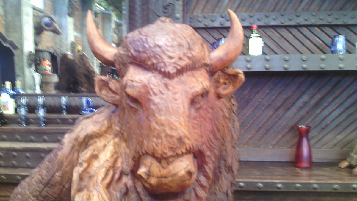 Hermosa Escultura De Bisonte Americano En Nogal.