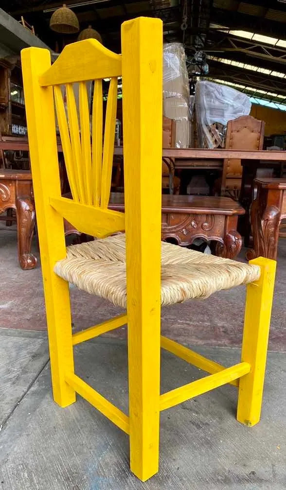 Silla Artesanal Amarilla Madera Sustentable Estilo Antiguo.