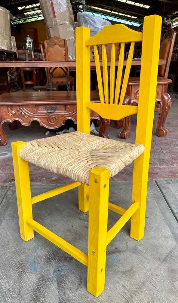 Silla Artesanal Amarilla Madera Sustentable Estilo Antiguo.